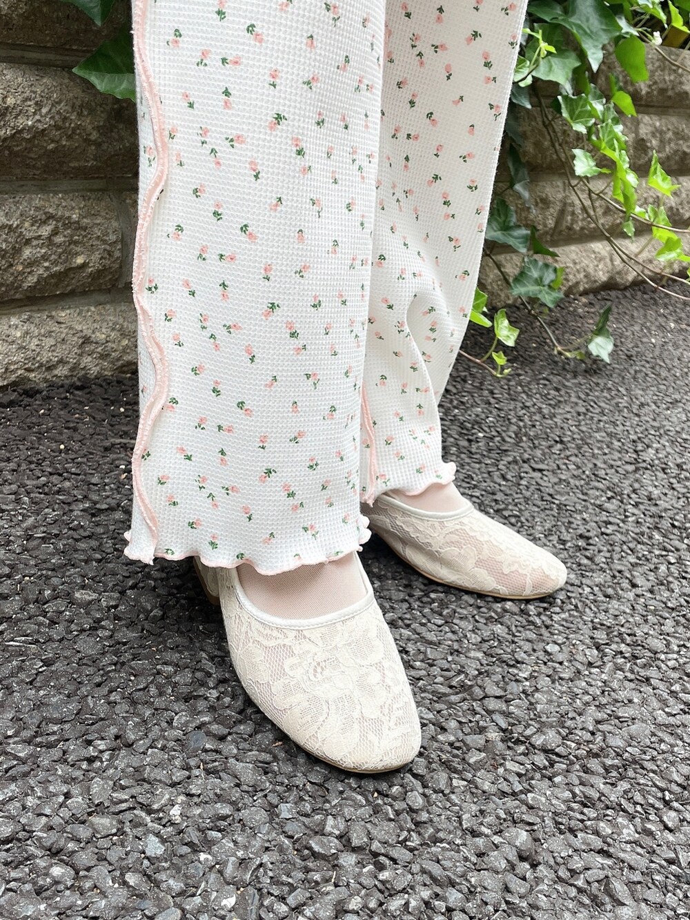 ホワイト系のワンピース、ピンク系のその他パンツ、ホワイト系のパンプスを着用したレディースの春コーディネートの5枚目の写真