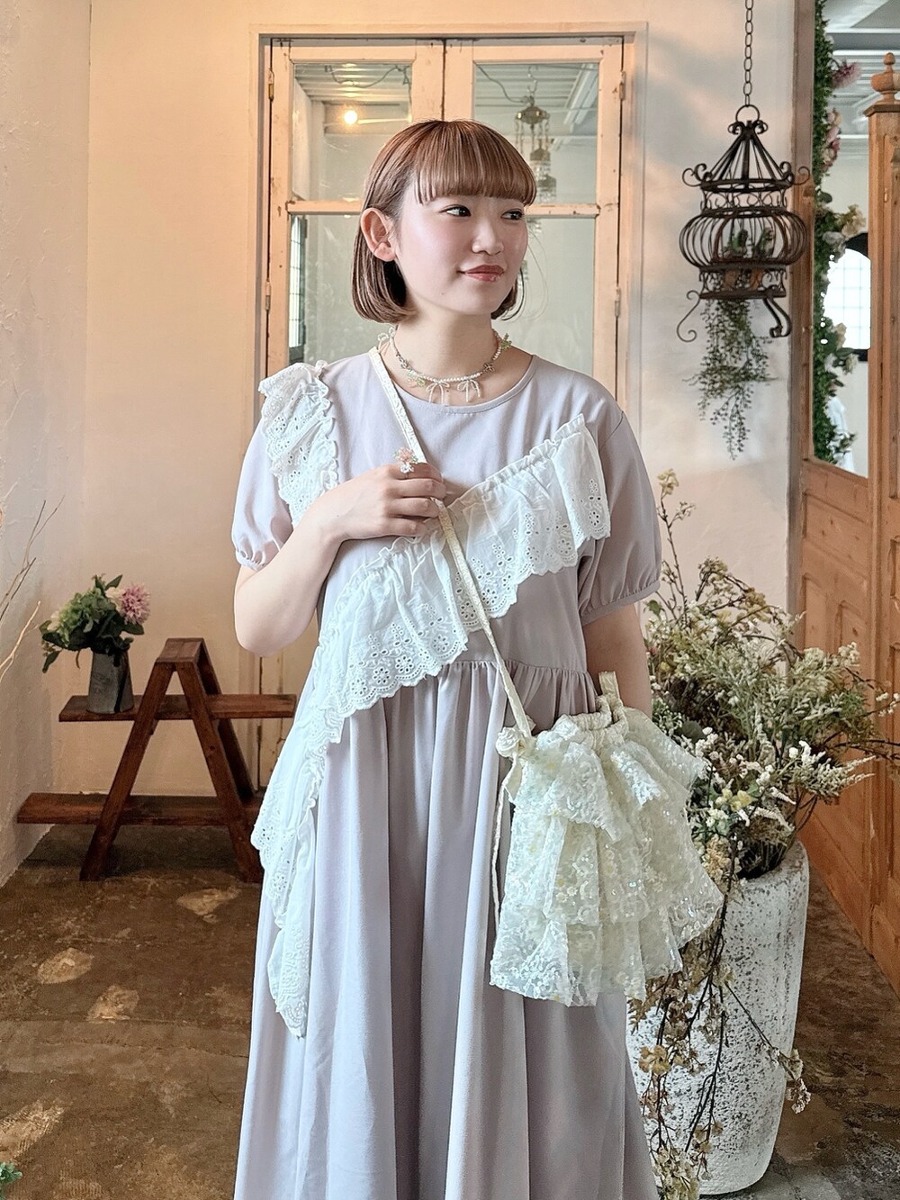 ピンク系のスニーカー、ホワイト系のその他パンツ、パープル系のワンピースを着用したレディースの春コーディネートの5枚目の写真