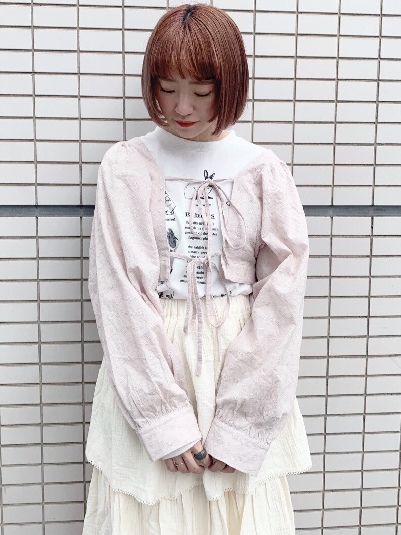 ホワイト系のその他シューズ、ホワイト系のスカートを着用したレディースの春コーディネートの2枚目の写真