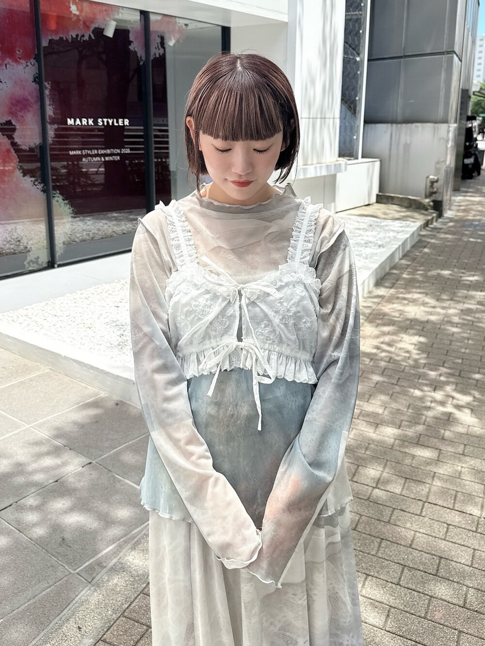 ホワイト系のシャツ/ブラウス、グリーン系のTシャツ/カットソー、その他のハンドバッグを着用したレディースの夏コーディネートの5枚目の写真