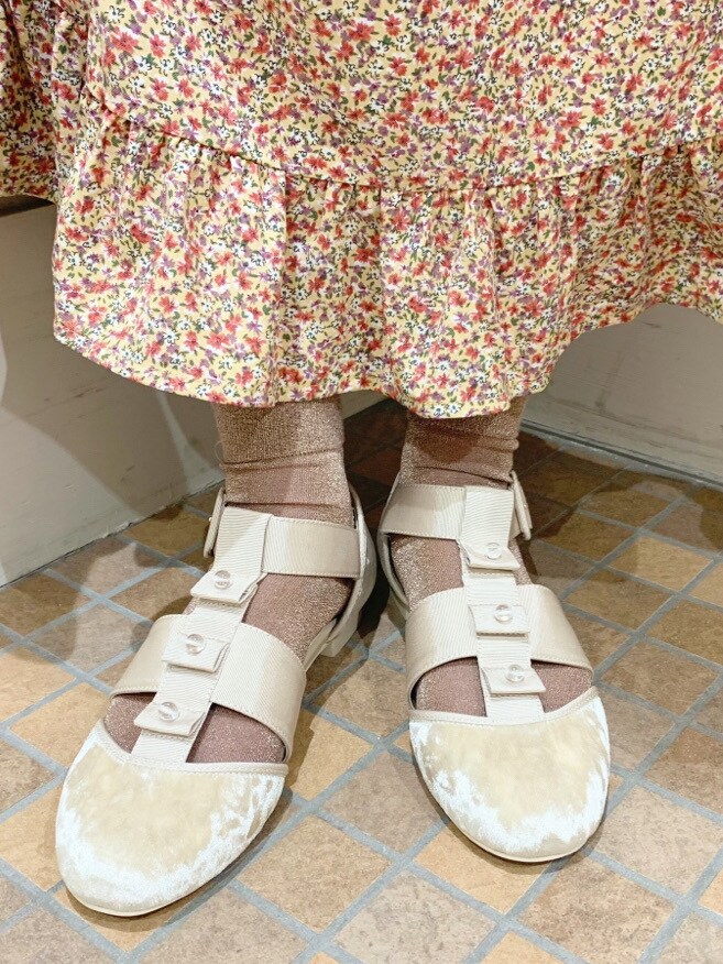 ホワイト系のワンピース、ベージュ系のその他シューズを着用したレディースの春コーディネートの5枚目の写真