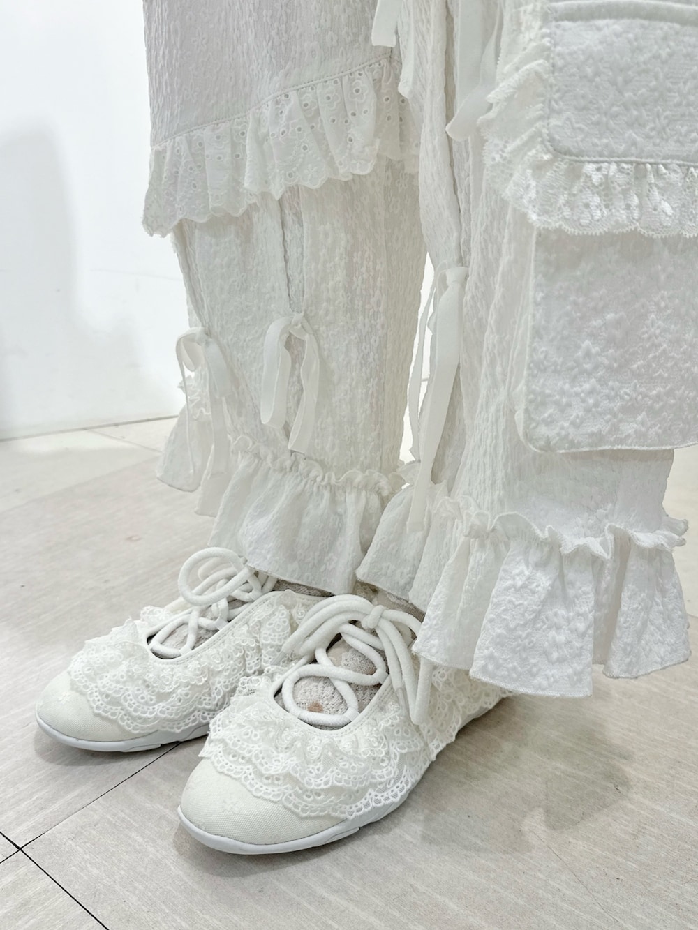 ピンク系のシャツ/ブラウス、ホワイト系のニット/セーター、ピンク系のハンドバッグを着用したレディースの夏コーディネートの8枚目の写真