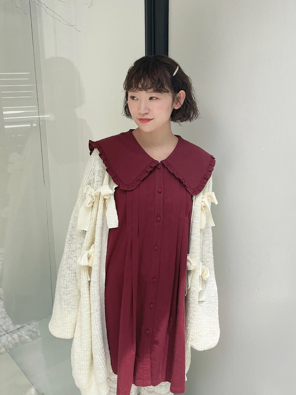 レッド系のワンピース、ホワイト系のカーディガン/ボレロ、ホワイト系のスウェットパンツを着用したレディースの夏コーディネートの4枚目の写真