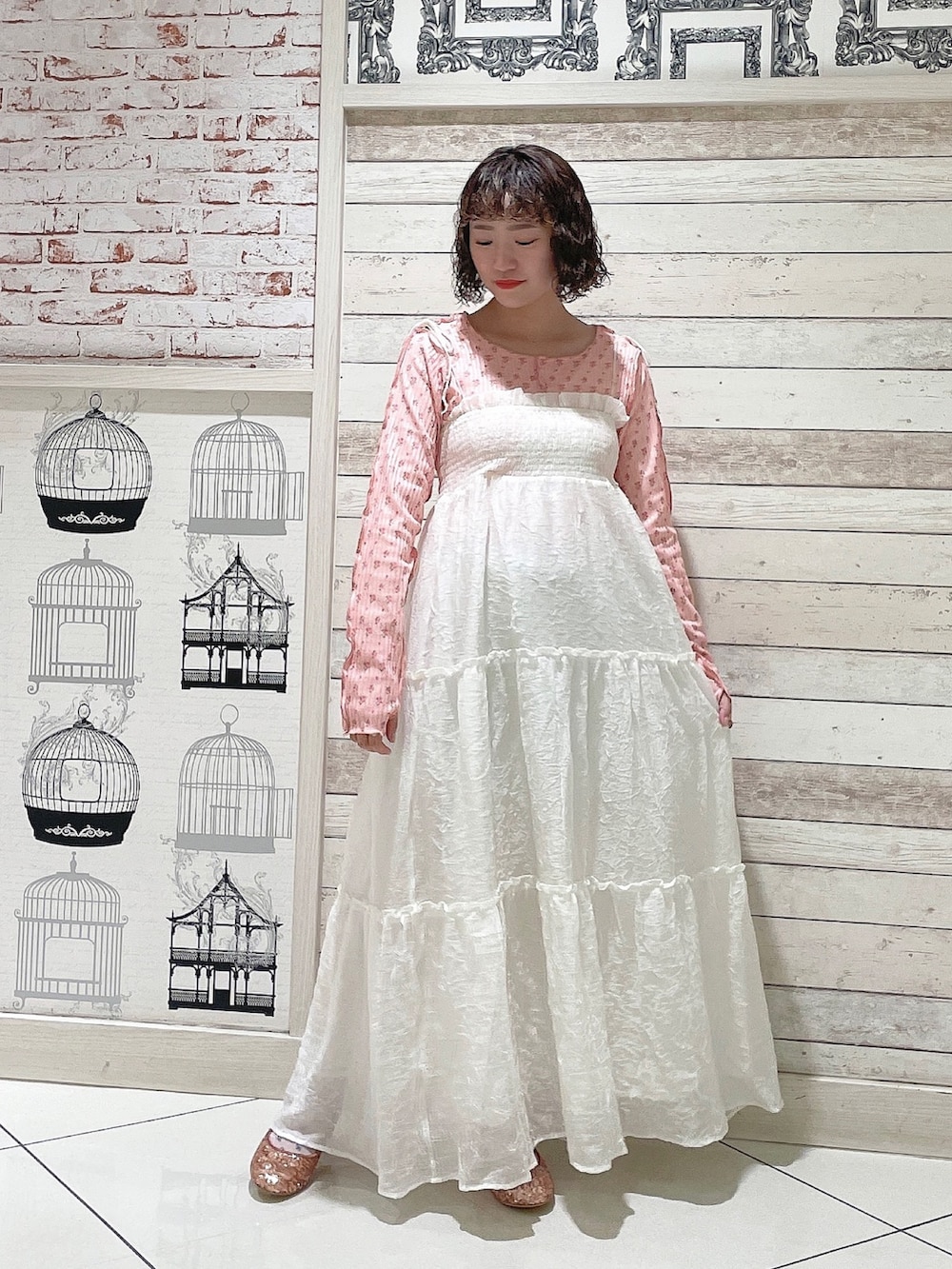 ピンク系のTシャツ/カットソー、ホワイト系のシャツ/ブラウス、ホワイト系のワンピースを着用したレディースの春コーディネートの7枚目の写真