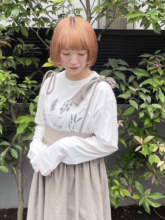 ホワイト系のブーツ、ブラウン系のスカート、ホワイト系のTシャツ/カットソーを着用したレディースの秋コーディネートの3枚目の写真