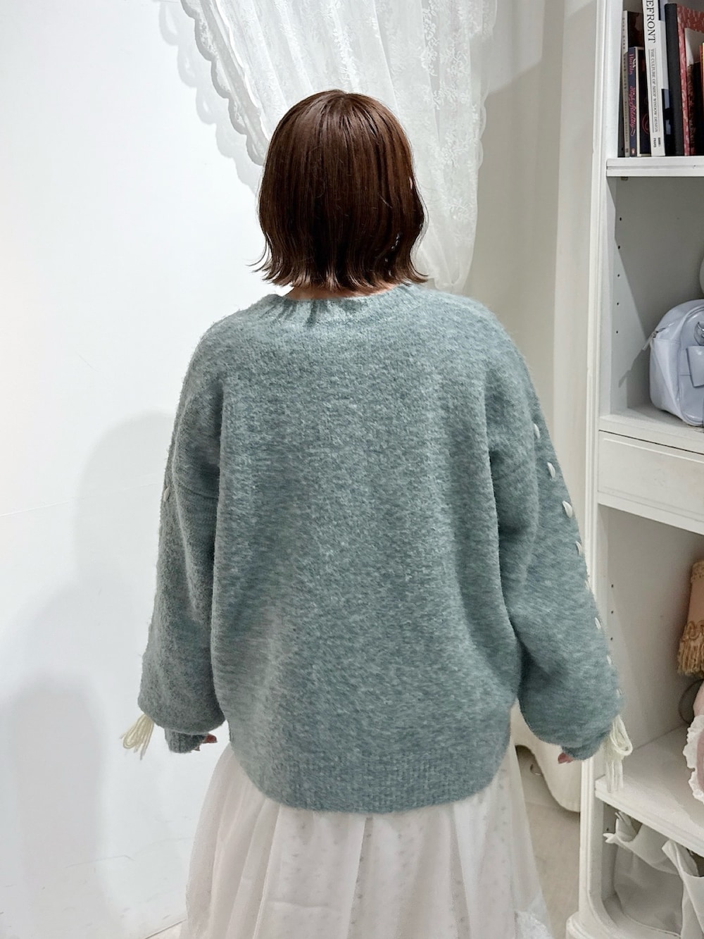 ホワイト系のワンピース、レッド系のワンピース、ホワイト系のバレエシューズを着用したレディースの秋コーディネートの7枚目の写真