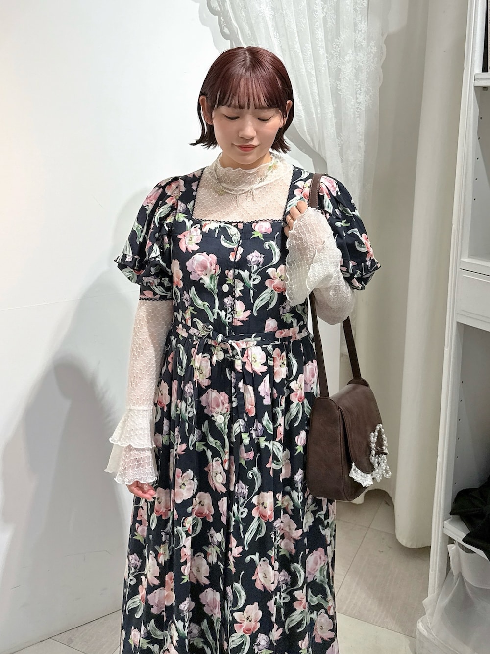 ホワイト系のTシャツ/カットソー、ブラック系のワンピース、ブラウン系のショルダーバッグを着用したレディースの春コーディネートの5枚目の写真