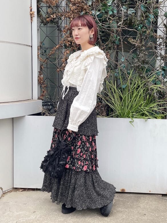 ホワイト系のシャツ/ブラウス、ホワイト系のその他トップス、ブラック系のスカートを着用したレディースの冬コーディネートの2枚目の写真