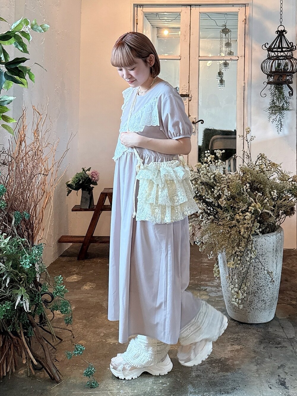 ピンク系のスニーカー、ホワイト系のその他パンツ、パープル系のワンピースを着用したレディースの春コーディネートの3枚目の写真