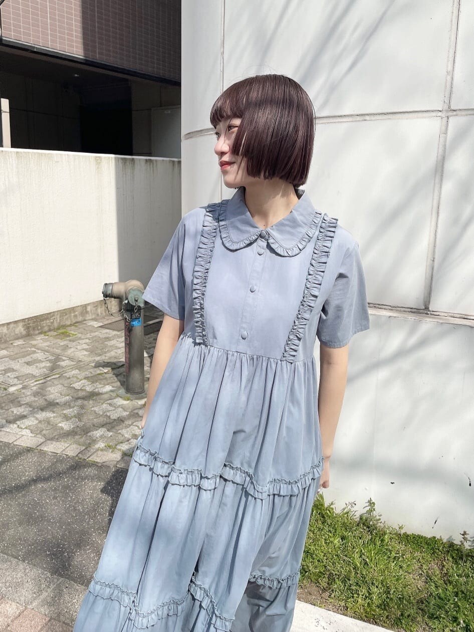 イエロー系のカーディガン/ボレロ、ブルー系のワンピース、ホワイト系のサンダルを着用したレディースの春コーディネートの5枚目の写真