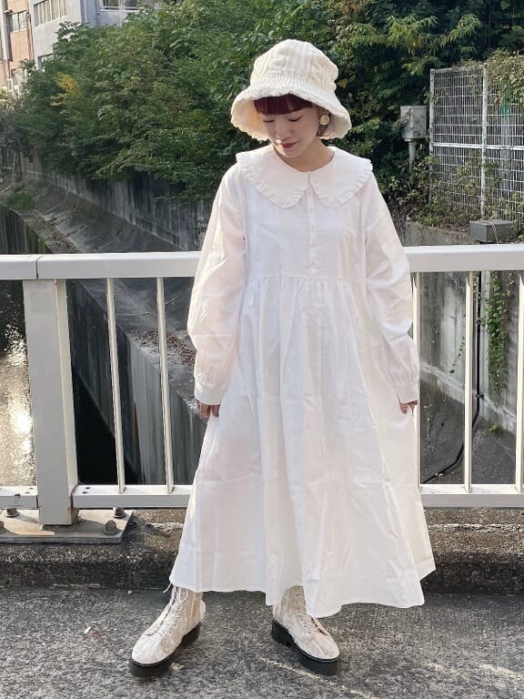 ホワイト系のブーツ、その他の福袋/福箱を着用したレディースの秋コーディネートの3枚目の写真