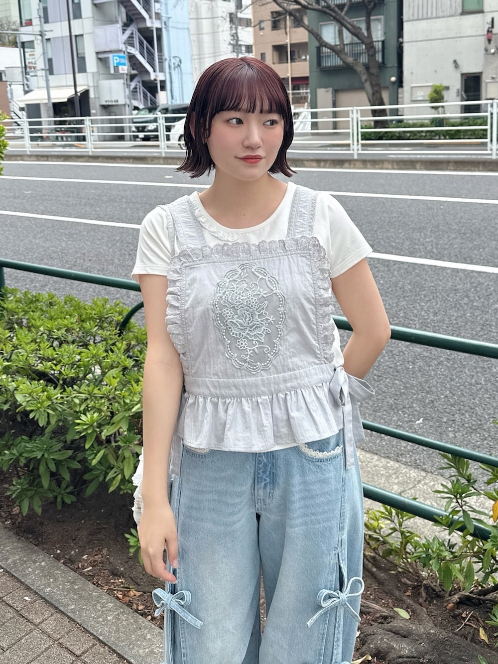 ブルー系のショルダーバッグ、ブルー系のシャツ/ブラウス、ホワイト系のTシャツ/カットソーを着用したレディースの春コーディネートの4枚目の写真