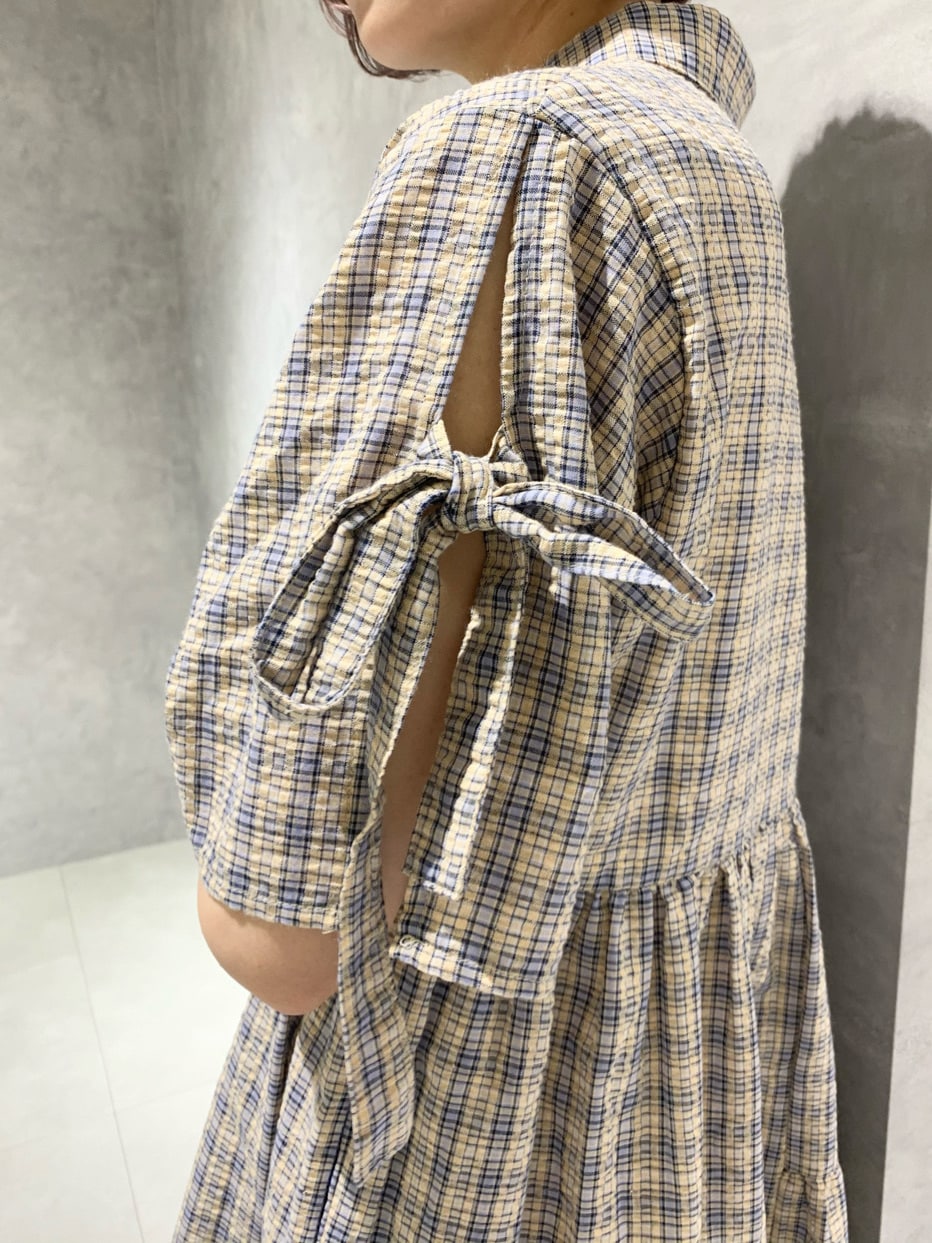 ホワイト系のその他パンツ、ベージュ系のその他シューズ、ブルー系のワンピースを着用したレディースの春コーディネートの8枚目の写真