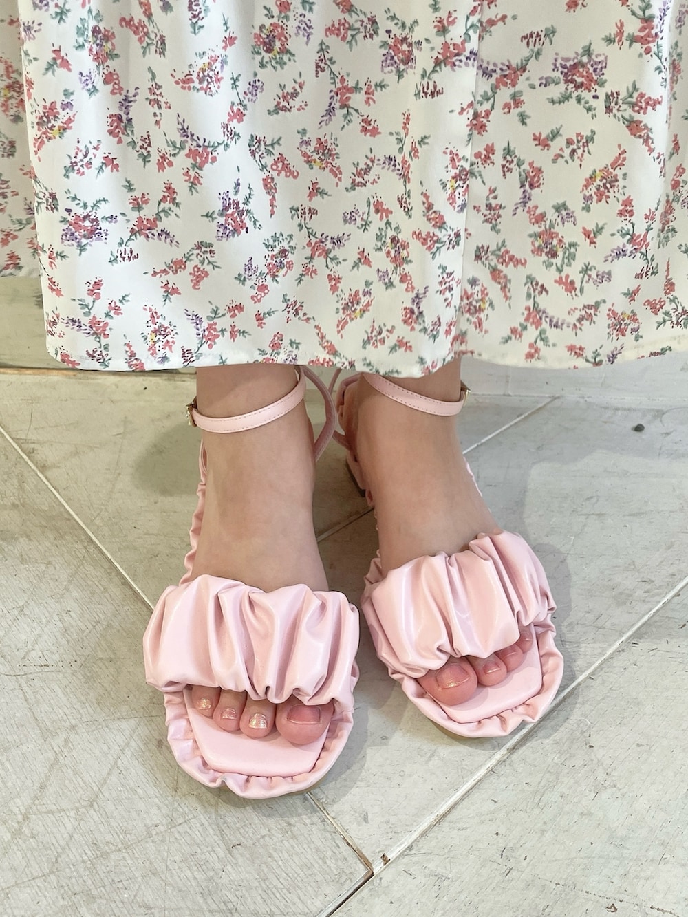 ホワイト系のシャツ/ブラウス、ピンク系のワンピース、ピンク系のサンダルを着用したレディースの春コーディネートの7枚目の写真