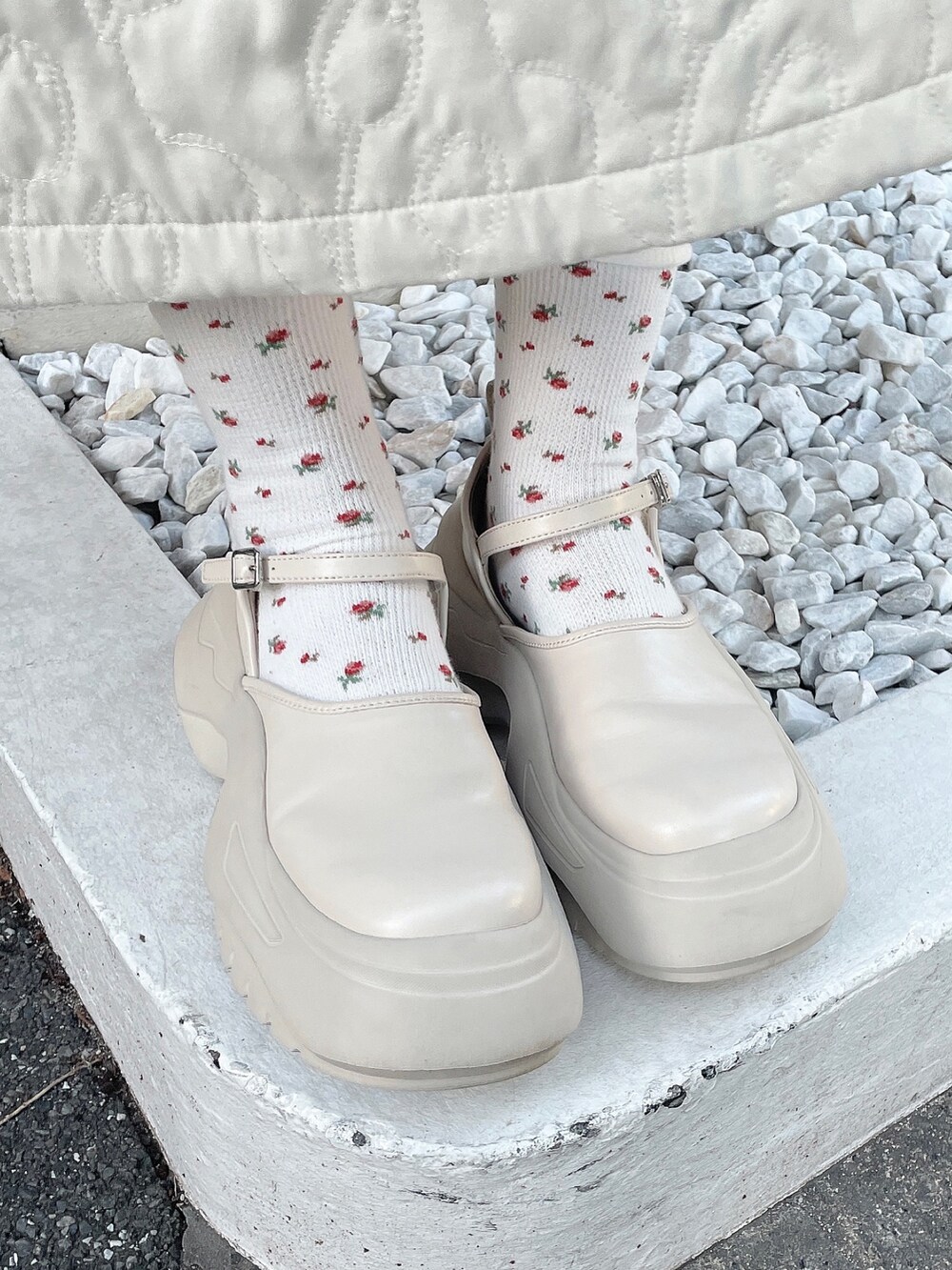 ホワイト系のシャツ/ブラウス、ホワイト系のワンピース、ホワイト系のスニーカーを着用したレディースの秋コーディネートの4枚目の写真