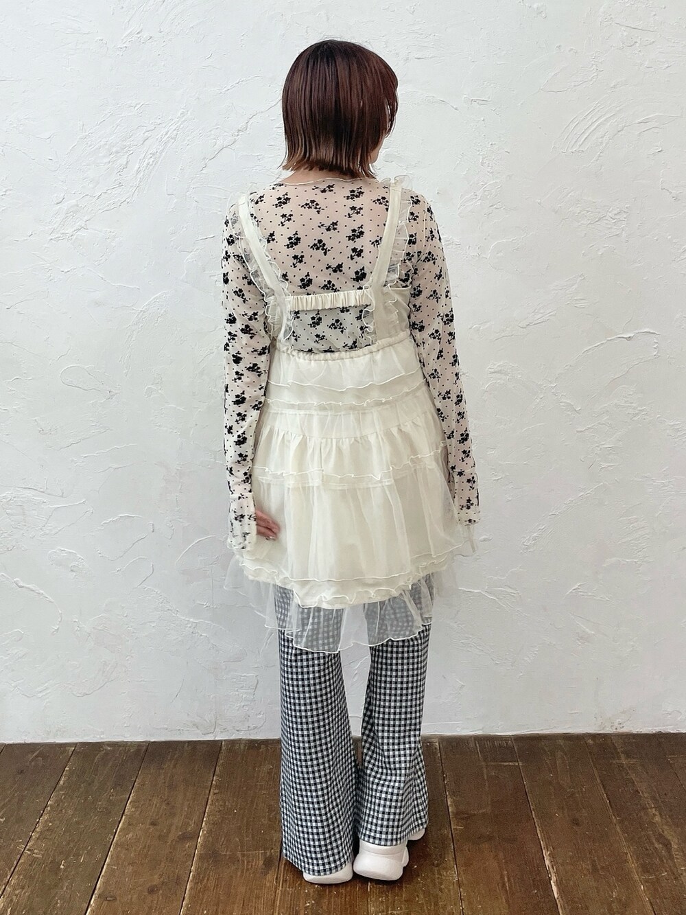 ホワイト系のTシャツ/カットソー、ホワイト系のワンピース、ブラック系のスラックスを着用したレディースの夏コーディネートの4枚目の写真