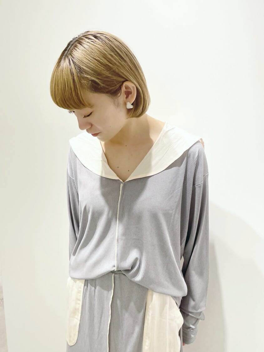 ブルー系のスカート、ブラック系のその他シューズ、ブルー系のTシャツ/カットソーを着用したレディースの夏コーディネートの3枚目の写真