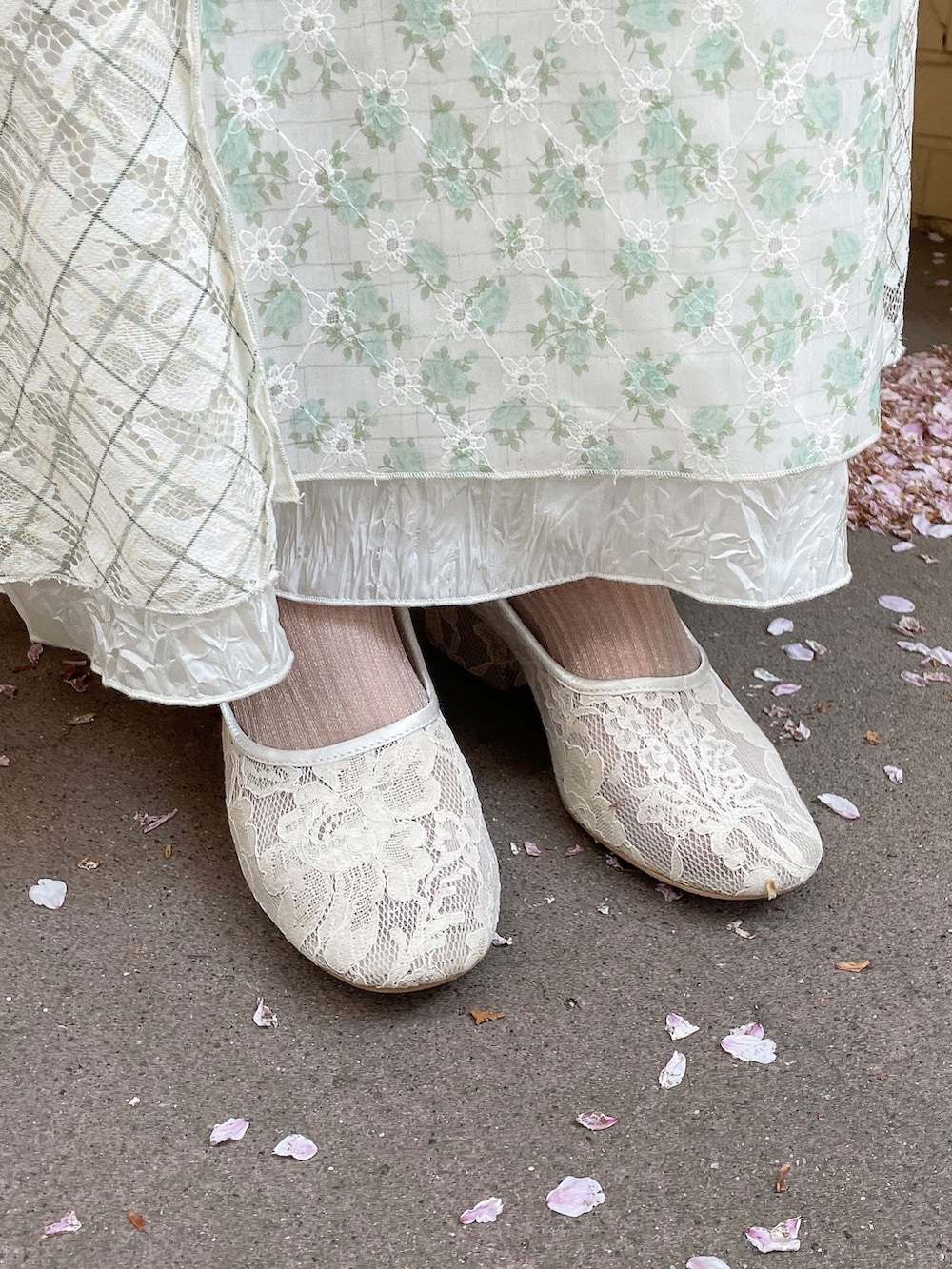 グリーン系のワンピース、ピンク系のシャツ/ブラウス、ホワイト系のTシャツ/カットソーを着用したレディースの春コーディネートの9枚目の写真