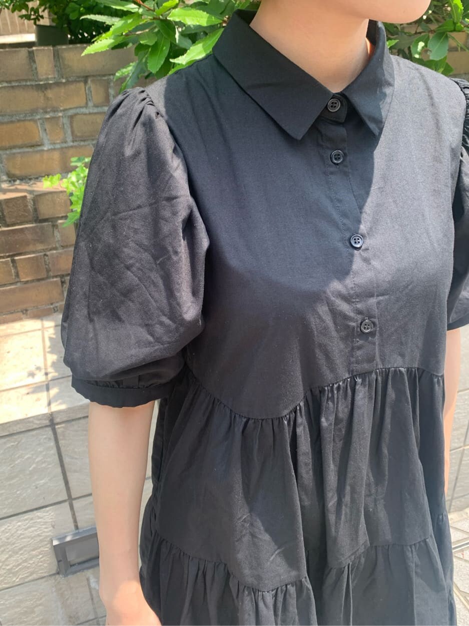 ブラック系のワンピース、ブラック系のワンピースを着用したレディースの夏コーディネートの4枚目の写真