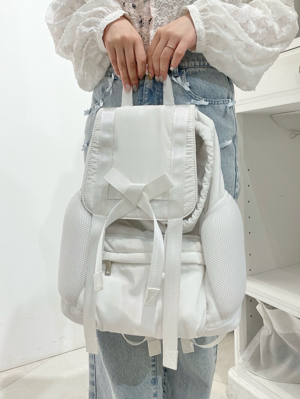 ブルー系のデニムパンツ、ホワイト系のシャツ/ブラウス、ピンク系のTシャツ/カットソーを着用したレディースの春コーディネートの7枚目の写真