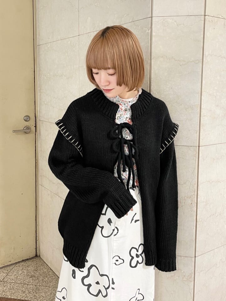 ブラック系のカーディガン/ボレロ、ブラック系のその他シューズ、ピンク系のTシャツ/カットソーを着用したレディースの秋コーディネートの3枚目の写真