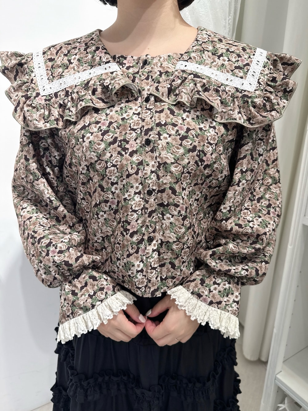 ブラウン系のシャツ/ブラウス、ブラック系のスカート、ブラウン系のハンドバッグを着用したレディースの夏コーディネートの7枚目の写真