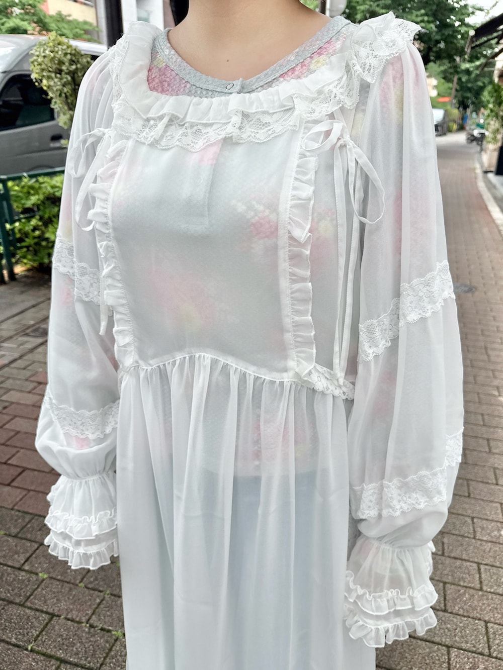 グリーン系のTシャツ/カットソー、ホワイト系のワンピース、ブルー系のデニムパンツを着用したレディースの夏コーディネートの7枚目の写真