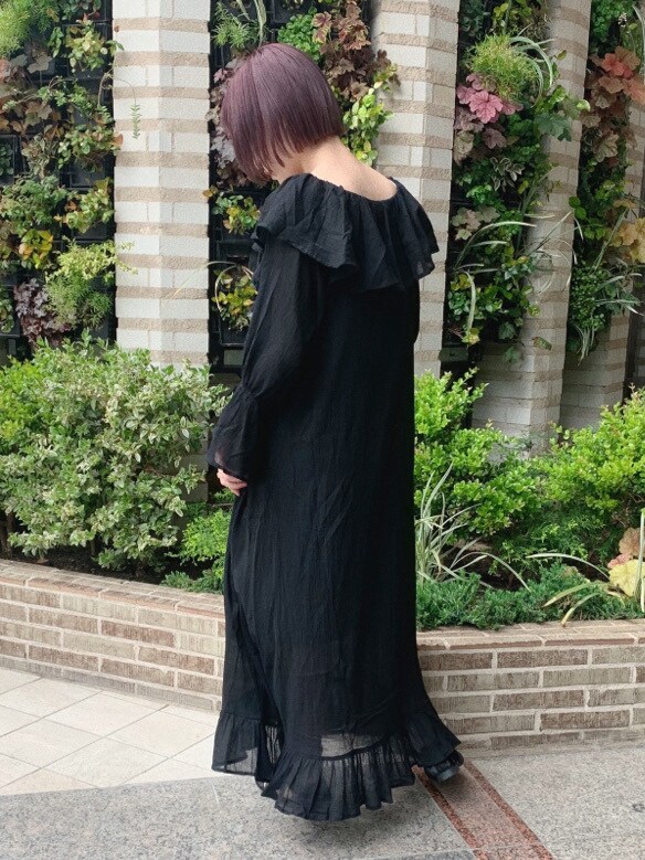 ブラック系のワンピース、ブラック系のその他シューズ、パープル系のキャミソールを着用したレディースの春コーディネートの3枚目の写真