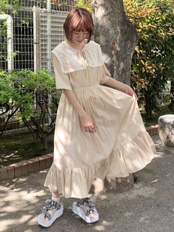 ホワイト系のワンピースを着用したレディースの春コーディネートの2枚目の写真