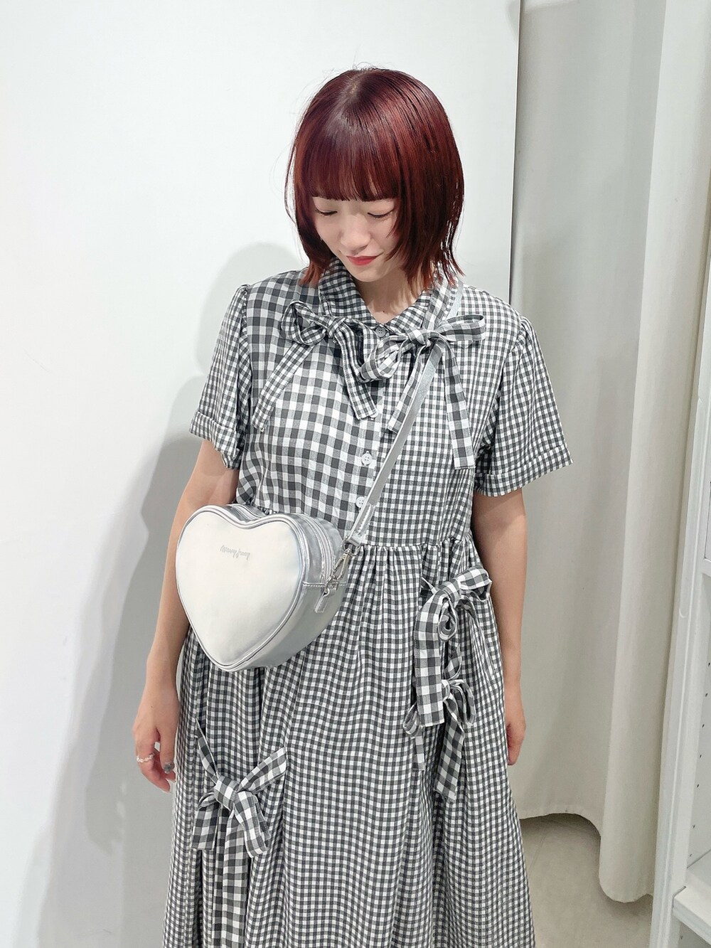 シルバー系のショルダーバッグ、ブラック系のワンピース、グレー系のスウェットパンツを着用したレディースの夏コーディネートの4枚目の写真