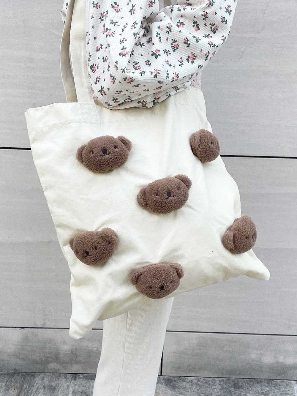 その他のカーディガン/ボレロ、ピンク系のTシャツ/カットソー、ベージュ系のスニーカーを着用したレディースの夏コーディネートの5枚目の写真