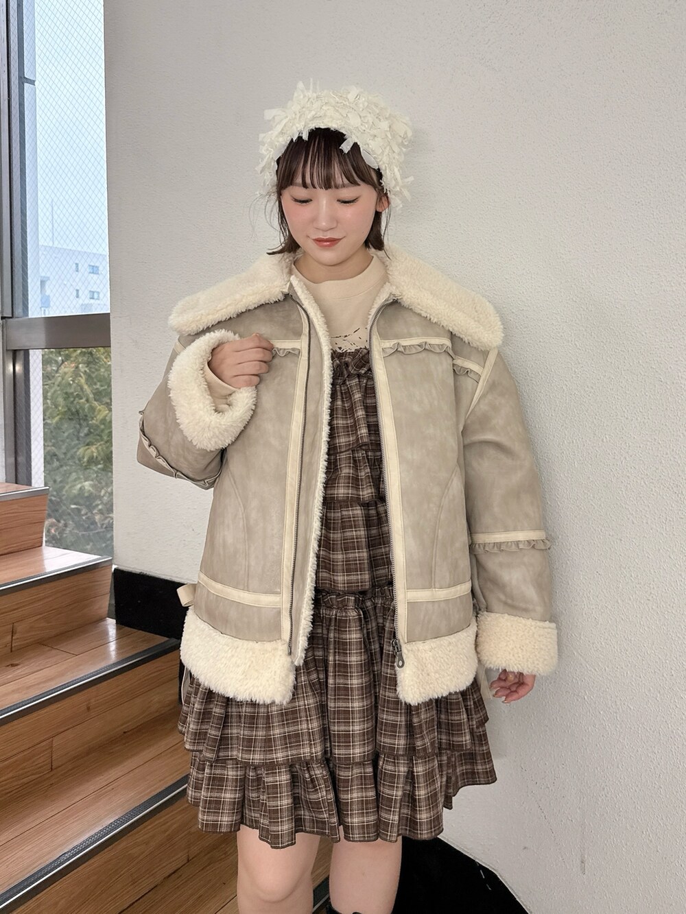 ブラウン系のワンピース、ベージュ系のムートンコート、ベージュ系のスウェットを着用したレディースの秋コーディネートの5枚目の写真