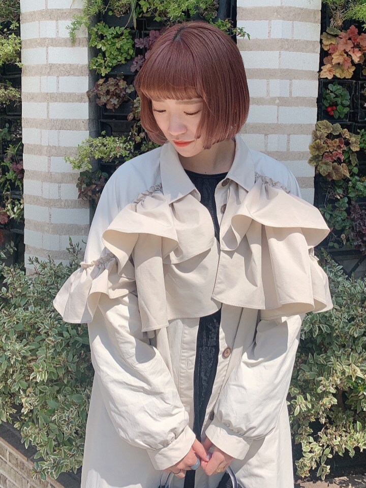 ホワイト系のトレンチコート、ブラック系のその他シューズを着用したレディースの春コーディネートの4枚目の写真