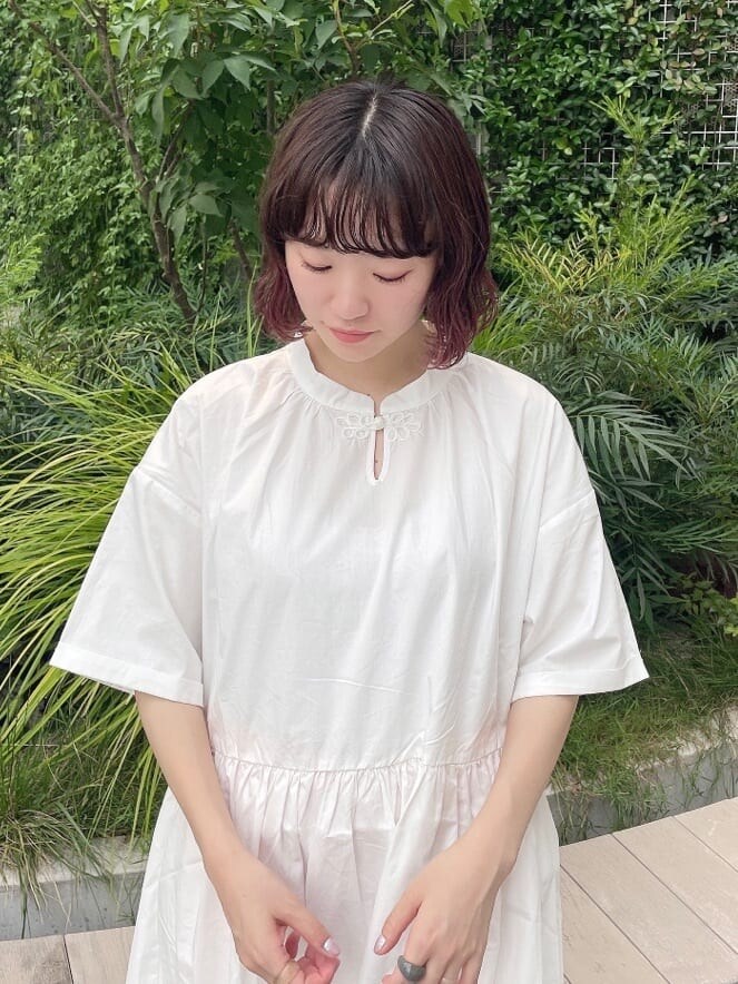 ホワイト系のワンピース、ベージュ系のサンダル、ピンク系のスラックスを着用したレディースの夏コーディネートの4枚目の写真