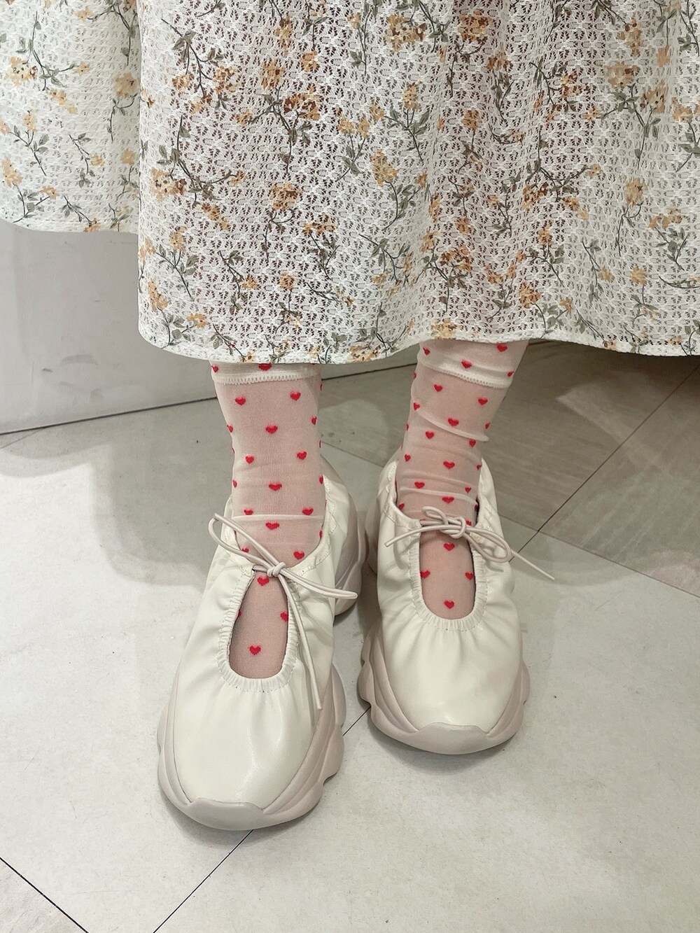 イエロー系のワンピース、ホワイト系のスニーカーを着用したレディースの春コーディネートの7枚目の写真