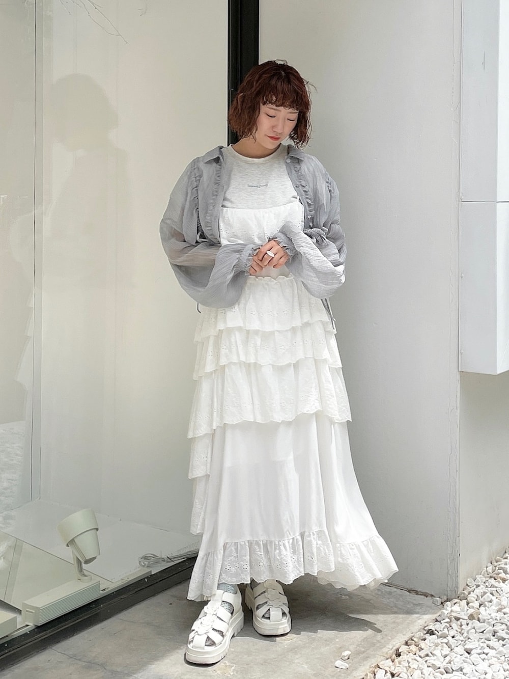 ホワイト系のワンピース、ブルー系のシャツ/ブラウス、グレー系のTシャツ/カットソーを着用したレディースの春コーディネートの2枚目の写真