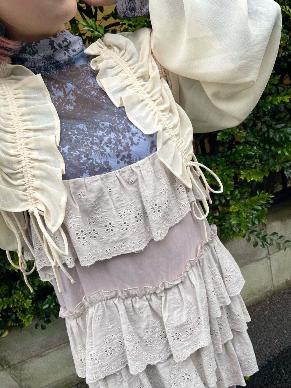 ホワイト系のシャツ/ブラウス、ブルー系のTシャツ/カットソー、ベージュ系のワンピースを着用したレディースの冬コーディネートの5枚目の写真