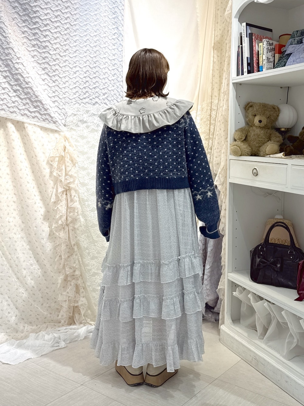 ブルー系のカーディガン/ボレロ、グレー系のシャツ/ブラウス、ブルー系のワンピースを着用したレディースの秋コーディネートの4枚目の写真