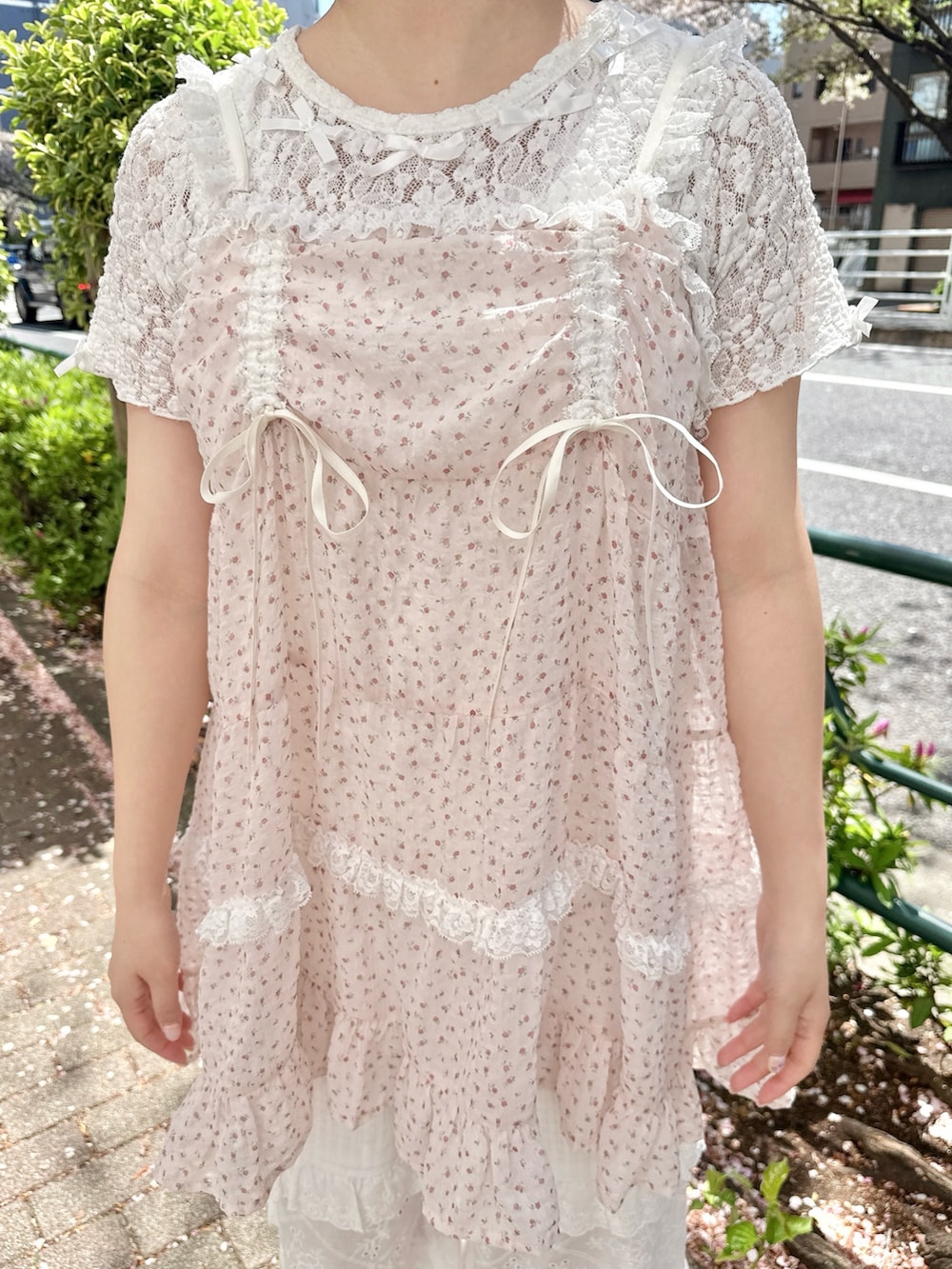 ホワイト系のTシャツ/カットソー、ピンク系のワンピース、ピンク系のバックパック/リュックを着用したレディースの春コーディネートの5枚目の写真