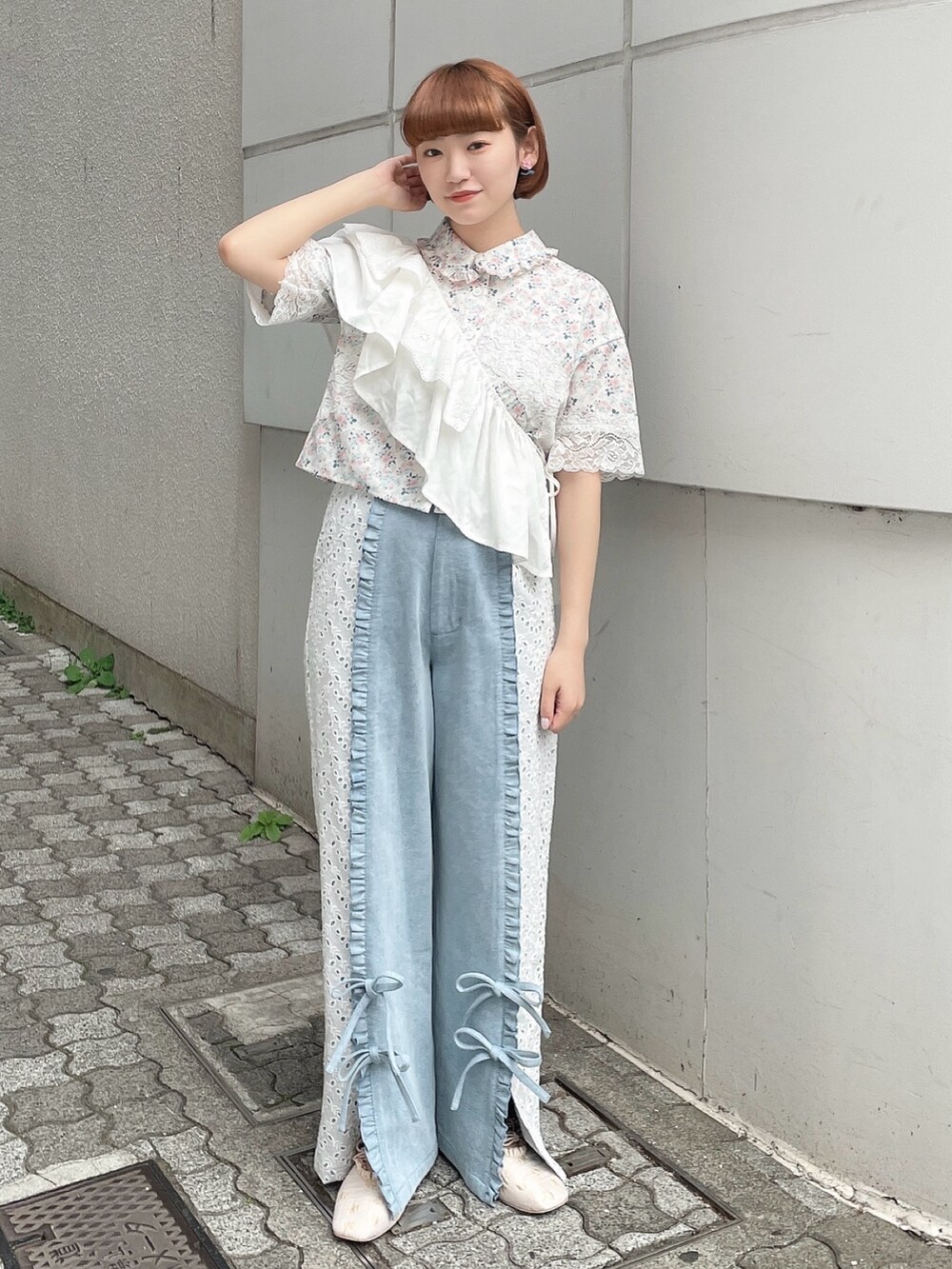 ピンク系のシャツ/ブラウス、ブルー系のデニムパンツ、ゴールド系のバレエシューズを着用したレディースの冬コーディネートの2枚目の写真