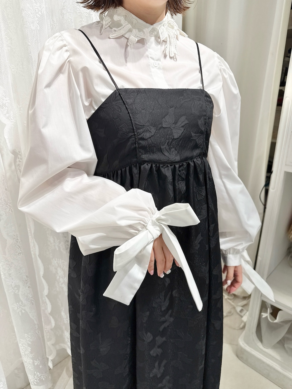 ホワイト系のシャツ/ブラウス、その他のハンドバッグ、ブラック系のパンプスを着用したレディースの夏コーディネートの7枚目の写真