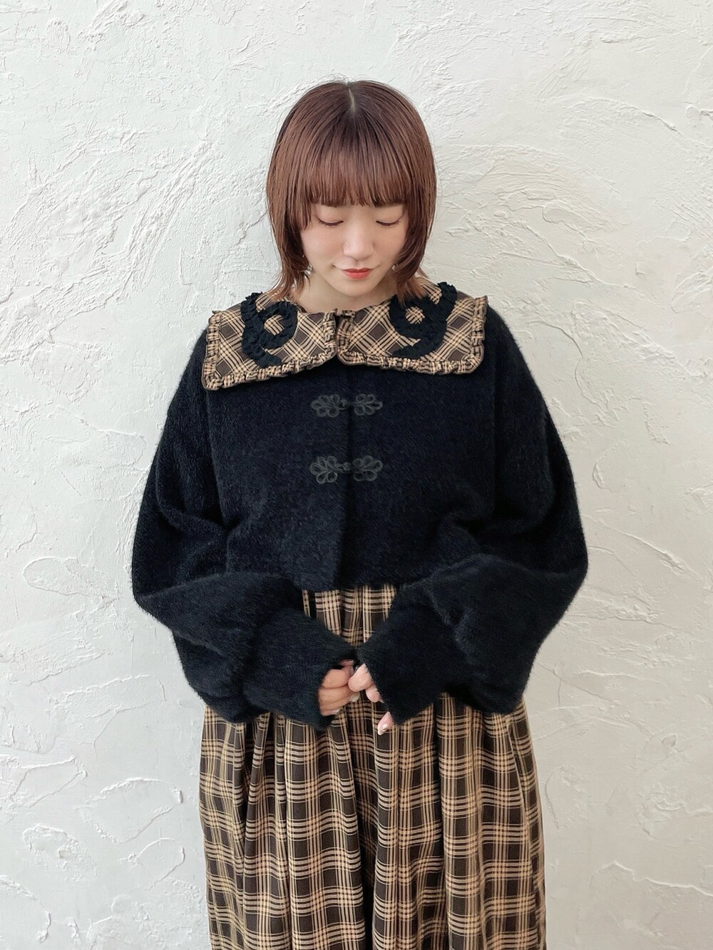 ブラウン系のワンピース、ブラック系のカーディガン/ボレロ、ブラック系のローファーを着用したレディースの夏コーディネートの7枚目の写真