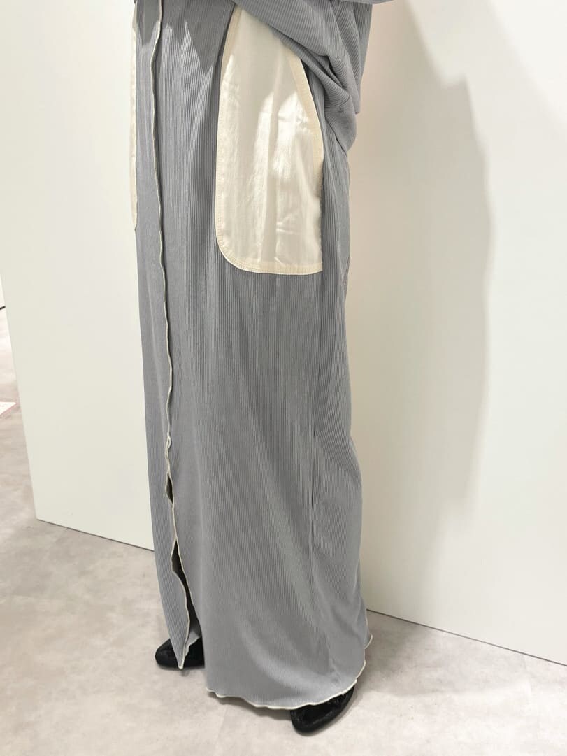 ブルー系のスカート、ブラック系のその他シューズ、ブルー系のTシャツ/カットソーを着用したレディースの夏コーディネートの4枚目の写真