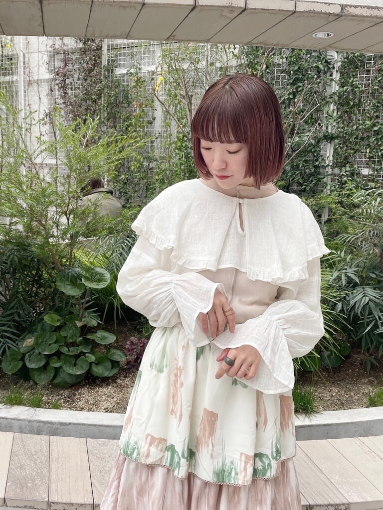 ホワイト系のその他トップス、ブラウン系のスカート、グリーン系のパンプスを着用したレディースの春コーディネートの5枚目の写真