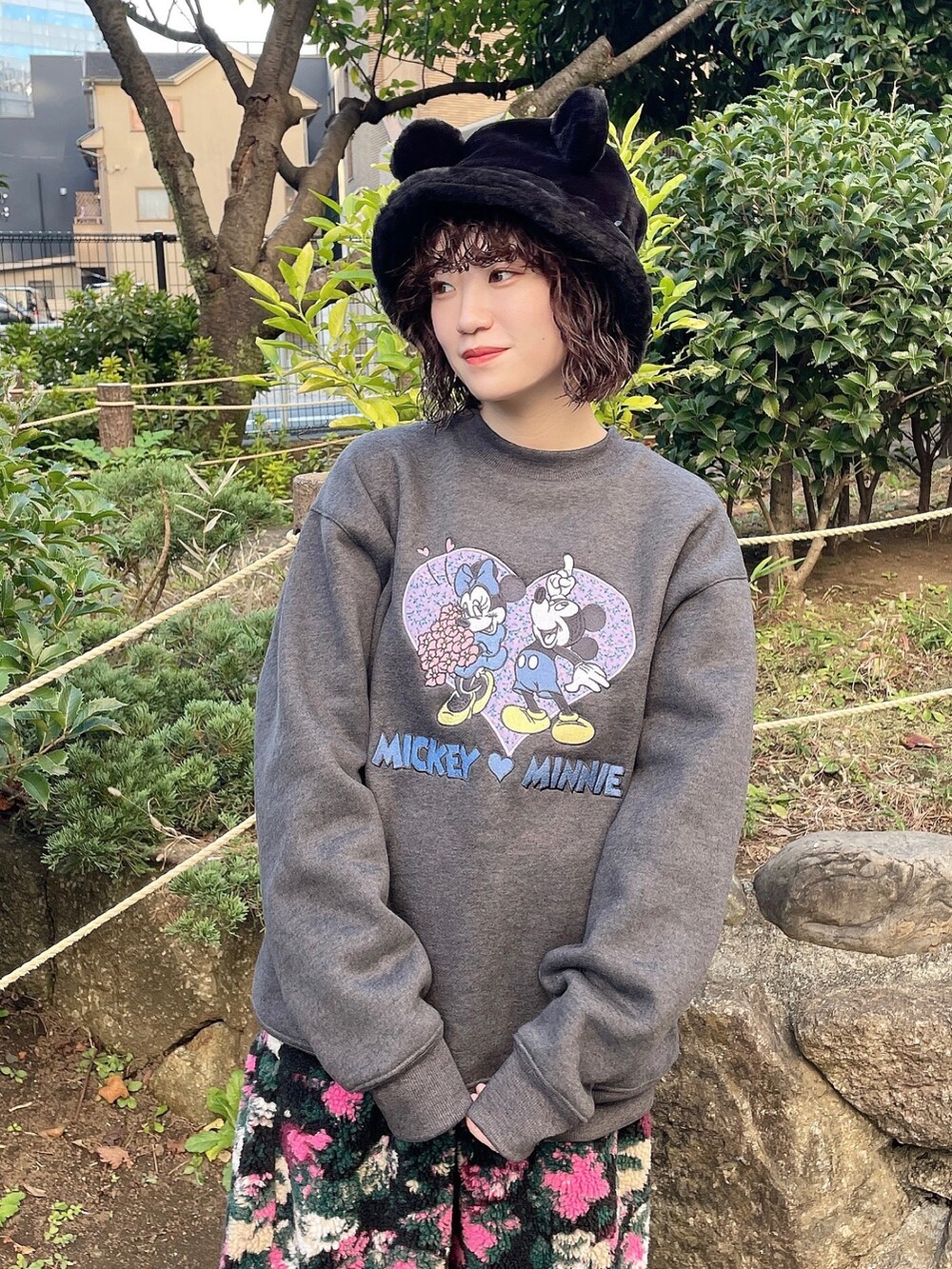 ブラック系のバックパック/リュック、ブラック系のスカート、グレー系のスウェットを着用したレディースの秋コーディネートの5枚目の写真