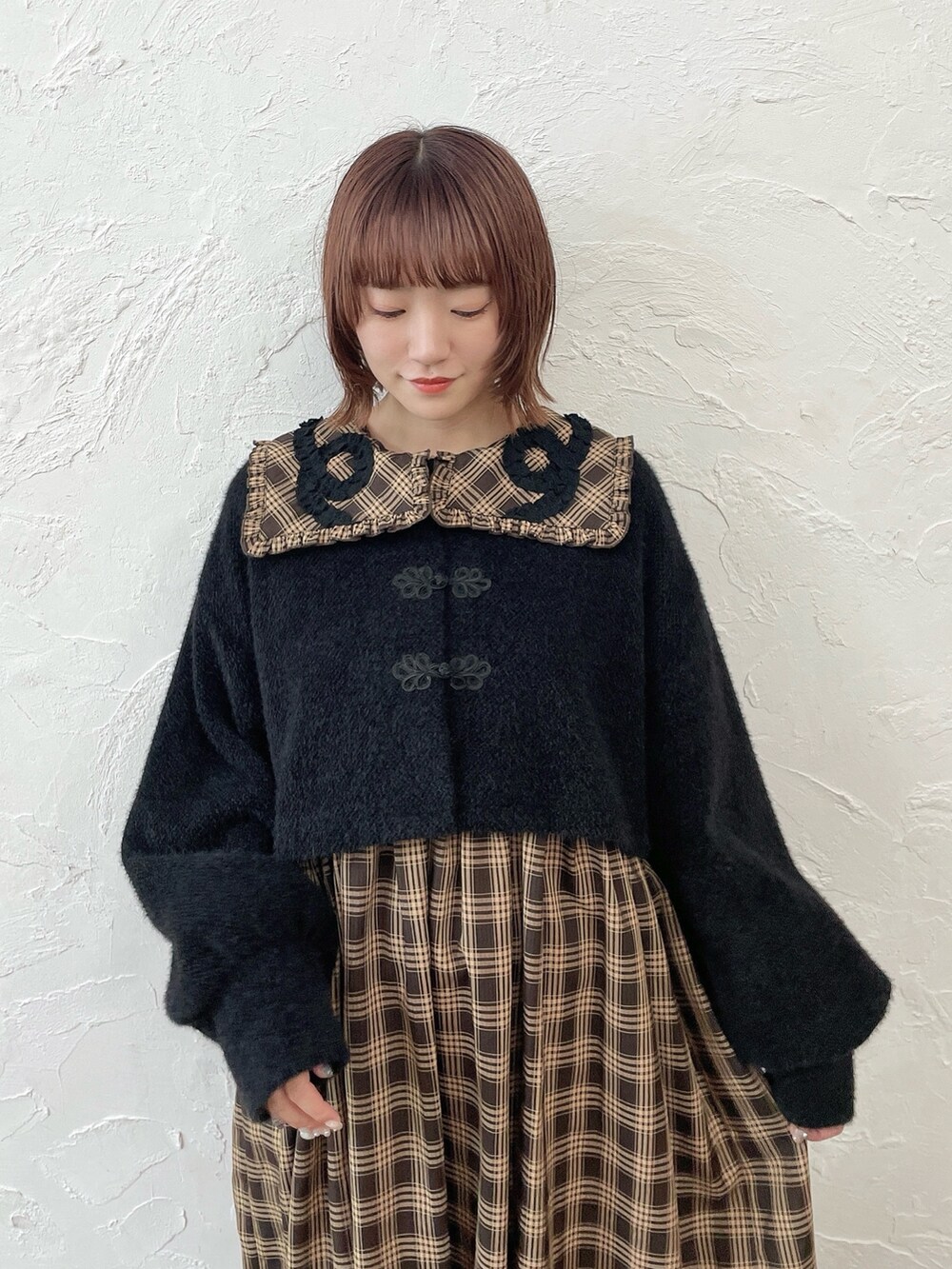 ブラウン系のワンピース、ブラック系のカーディガン/ボレロ、ブラック系のローファーを着用したレディースの夏コーディネートの6枚目の写真