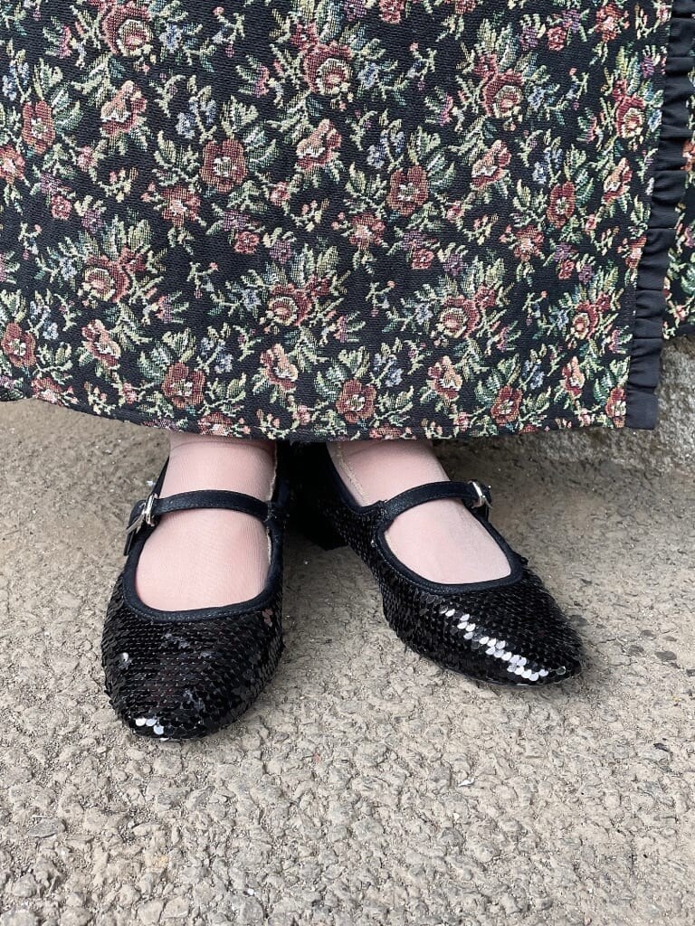 ブラック系のパンプス、ブラック系のカーディガン/ボレロ、ホワイト系のニット/セーターを着用したレディースの秋コーディネートの3枚目の写真