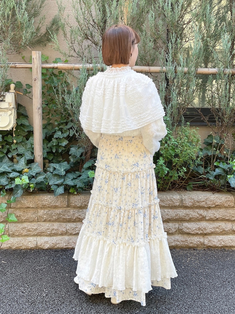ホワイト系のTシャツ/カットソー、ホワイト系のパンプス、ホワイト系のシャツ/ブラウスを着用したレディースの秋コーディネートの4枚目の写真