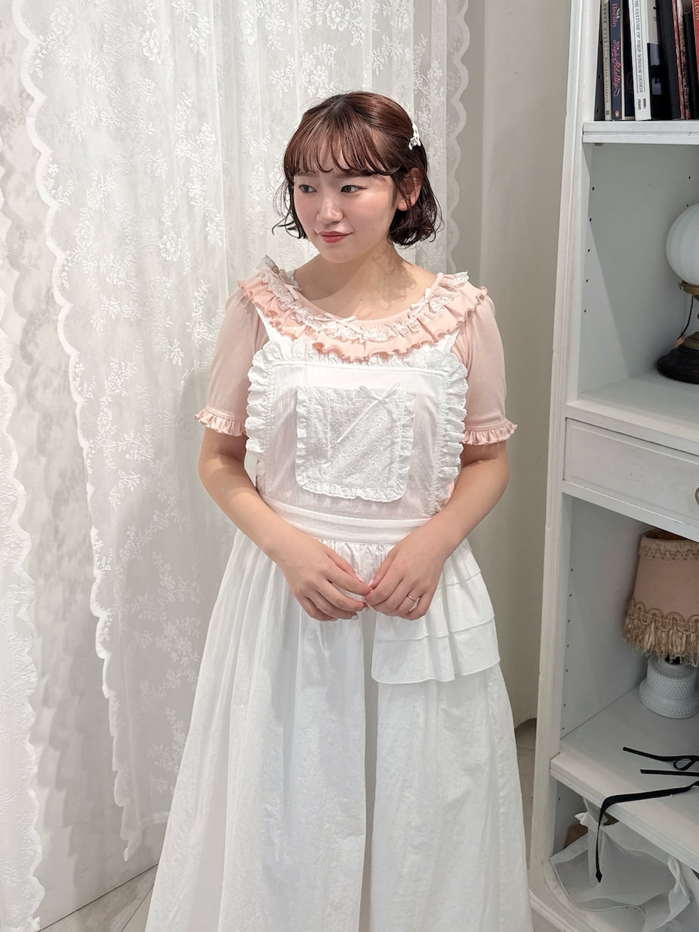 ホワイト系のワンピース、ピンク系のTシャツ/カットソー、ピンク系のスニーカーを着用したレディースの春コーディネートの4枚目の写真