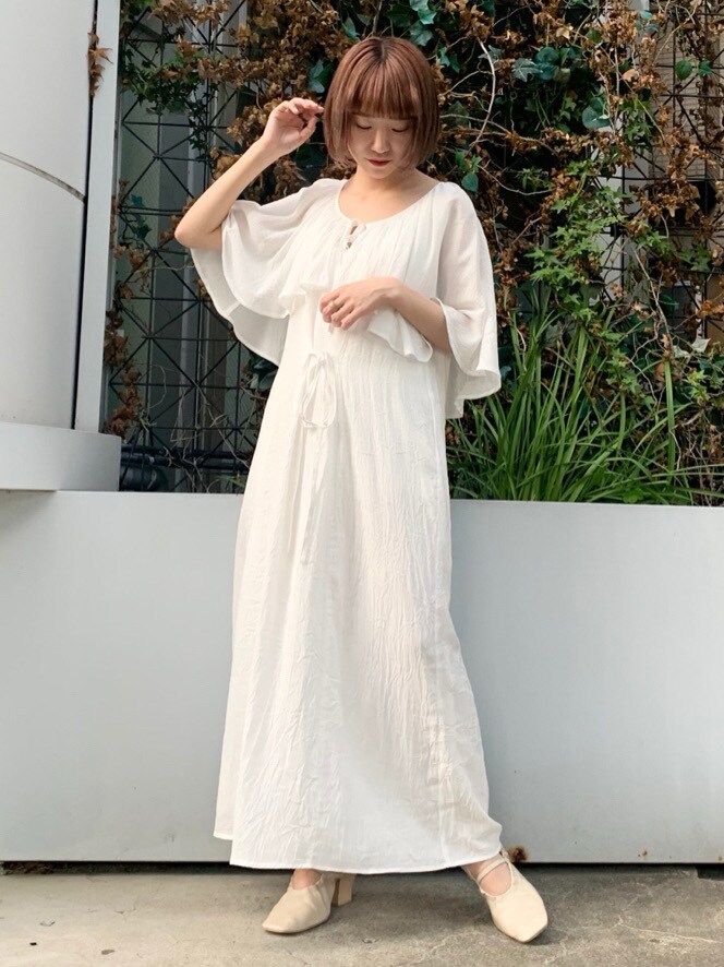 ホワイト系のパンプス、ホワイト系のワンピースを着用したレディースの春コーディネートの2枚目の写真